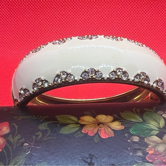 STELLA & DOT SLOAN Cream Rhinestone Enamel Hinged Bangle Bracelet Chunky GoldTon - Picture 5 of 13